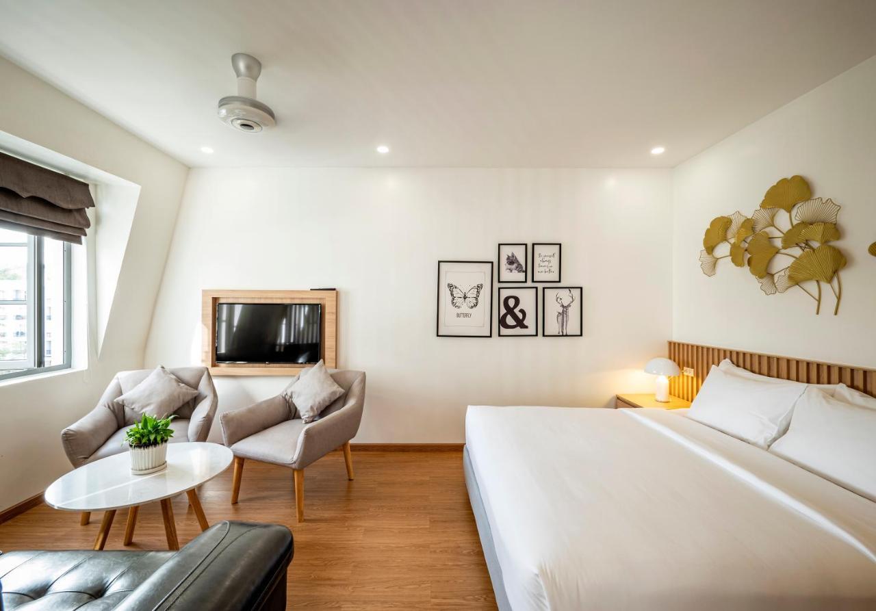 Family Room City View with Bathtub,1067508379:JPEG